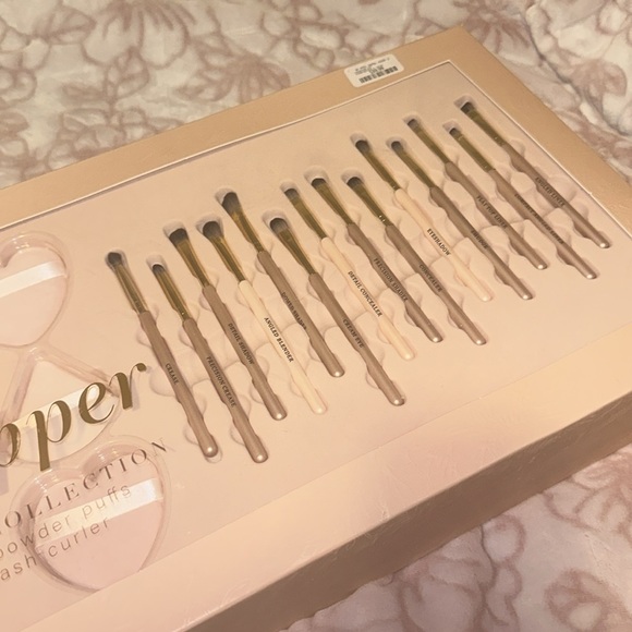 TikTok Viral Heartstopper Pink Makeup Brush Set - Picture 9 of 14